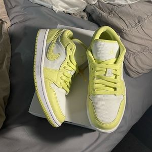 Women’s Air Jordan 1 Low SE Size 9.5